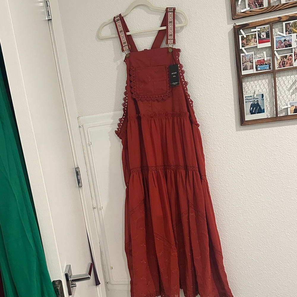 Chic Rust Maxi Dress with Lace Details